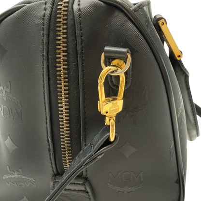 https://cdn.shopify.com/s/files/1/0564/9376/8855/files/MCM_Handtasche_Boston_25_PVC_mit_Umhangegurt_schwarz_15.webp?v=1782983949