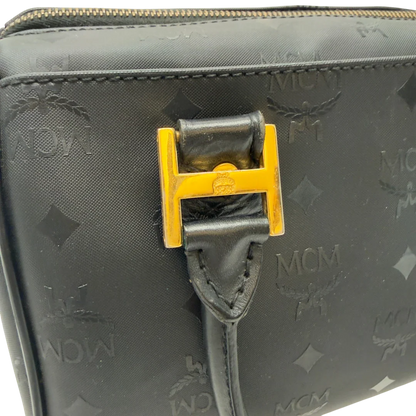 https://cdn.shopify.com/s/files/1/0564/9376/8855/files/MCM_Handtasche_Boston_25_PVC_mit_Umhangegurt_schwarz_16.webp?v=1782983949