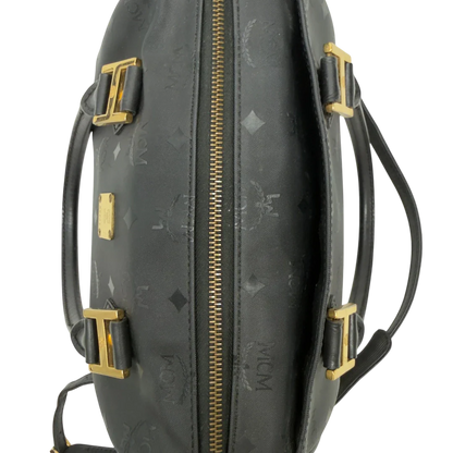 https://cdn.shopify.com/s/files/1/0564/9376/8855/files/MCM_Handtasche_Boston_25_PVC_mit_Umhangegurt_schwarz_17.webp?v=1782983949