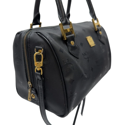 https://cdn.shopify.com/s/files/1/0564/9376/8855/files/MCM_Handtasche_Boston_25_PVC_mit_Umhangegurt_schwarz_18.webp?v=1782983948