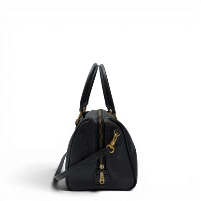 https://cdn.shopify.com/s/files/1/0564/9376/8855/files/MCM_Handtasche_Boston_25_PVC_mit_Umhangegurt_schwarz_2.webp?v=1782983948