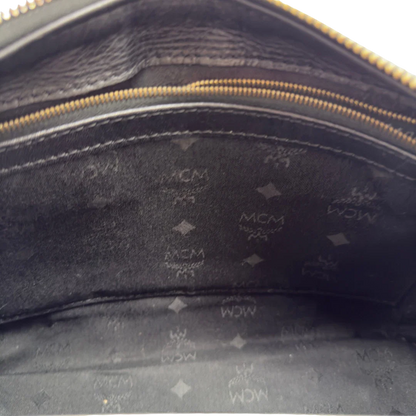 https://cdn.shopify.com/s/files/1/0564/9376/8855/files/MCM_Handtasche_Boston_25_PVC_mit_Umhangegurt_schwarz_20.webp?v=1782983949