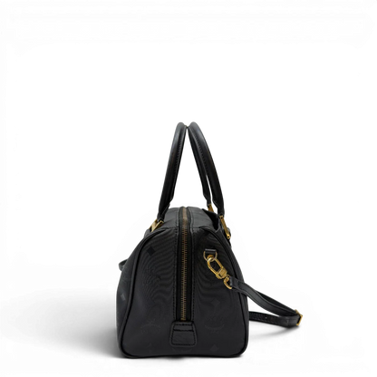 https://cdn.shopify.com/s/files/1/0564/9376/8855/files/MCM_Handtasche_Boston_25_PVC_mit_Umhangegurt_schwarz_3.webp?v=1782983948