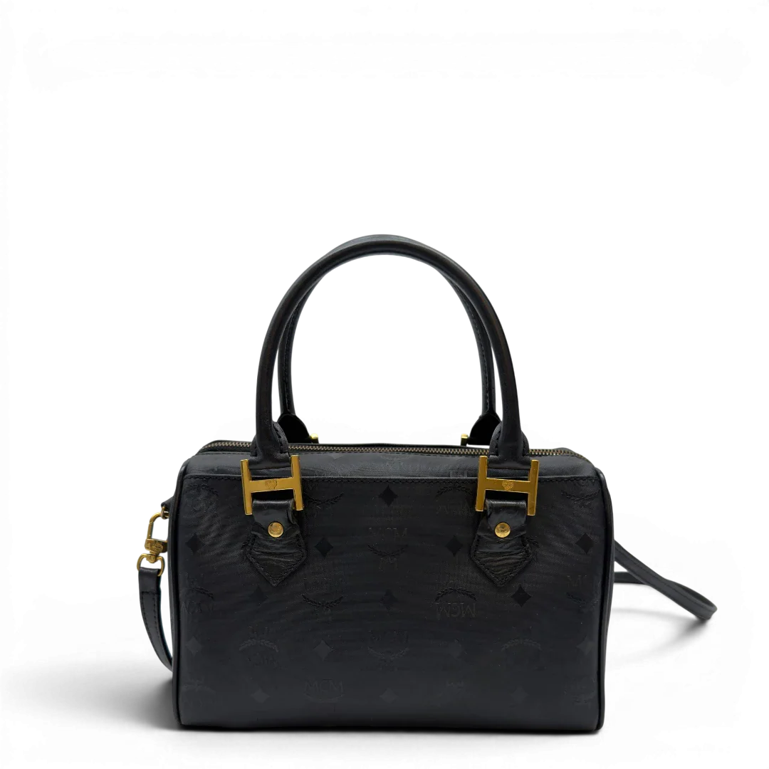 https://cdn.shopify.com/s/files/1/0564/9376/8855/files/MCM_Handtasche_Boston_25_PVC_mit_Umhangegurt_schwarz_4.webp?v=1782983948