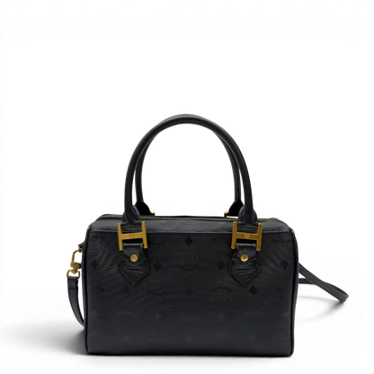 https://cdn.shopify.com/s/files/1/0564/9376/8855/files/MCM_Handtasche_Boston_25_PVC_mit_Umhangegurt_schwarz_4.webp?v=1782983948