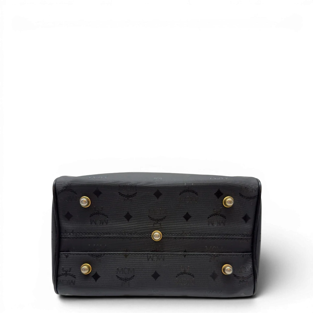 https://cdn.shopify.com/s/files/1/0564/9376/8855/files/MCM_Handtasche_Boston_25_PVC_mit_Umhangegurt_schwarz_5.webp?v=1782983948