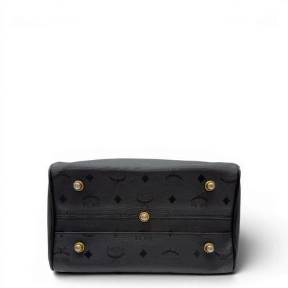 https://cdn.shopify.com/s/files/1/0564/9376/8855/files/MCM_Handtasche_Boston_25_PVC_mit_Umhangegurt_schwarz_5.webp?v=1782983948