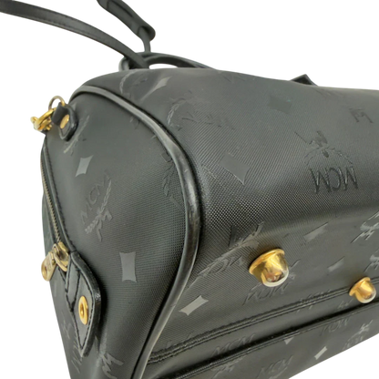 https://cdn.shopify.com/s/files/1/0564/9376/8855/files/MCM_Handtasche_Boston_25_PVC_mit_Umhangegurt_schwarz_6.webp?v=1782983949