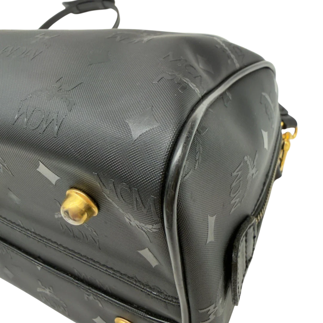 https://cdn.shopify.com/s/files/1/0564/9376/8855/files/MCM_Handtasche_Boston_25_PVC_mit_Umhangegurt_schwarz_7.webp?v=1782983949
