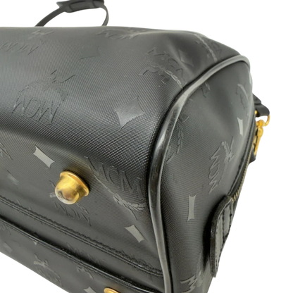 https://cdn.shopify.com/s/files/1/0564/9376/8855/files/MCM_Handtasche_Boston_25_PVC_mit_Umhangegurt_schwarz_7.webp?v=1782983949