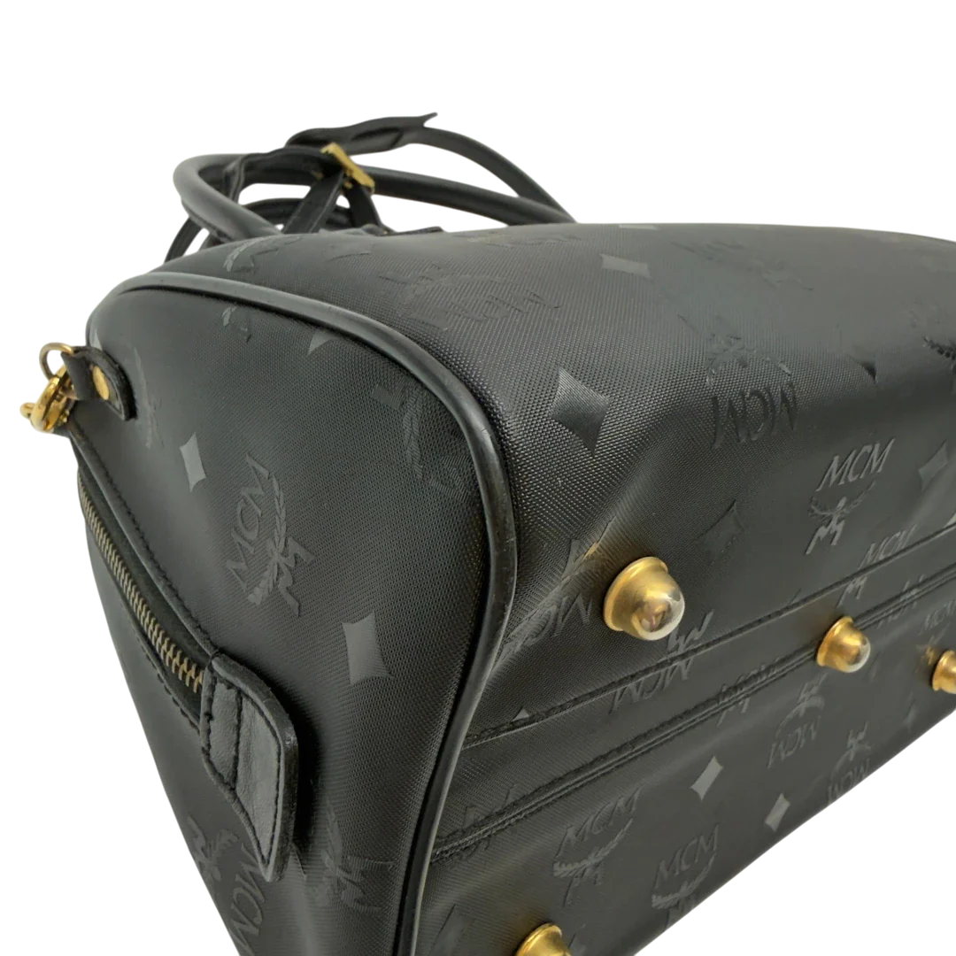https://cdn.shopify.com/s/files/1/0564/9376/8855/files/MCM_Handtasche_Boston_25_PVC_mit_Umhangegurt_schwarz_8.webp?v=1782983949