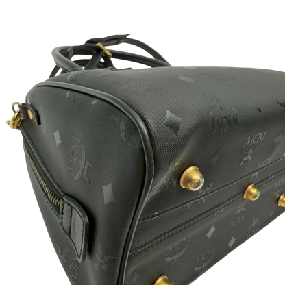 https://cdn.shopify.com/s/files/1/0564/9376/8855/files/MCM_Handtasche_Boston_25_PVC_mit_Umhangegurt_schwarz_8.webp?v=1782983949