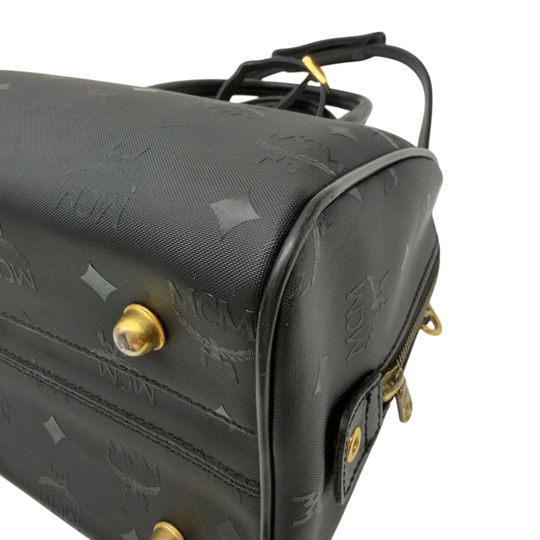 https://cdn.shopify.com/s/files/1/0564/9376/8855/files/MCM_Handtasche_Boston_25_PVC_mit_Umhangegurt_schwarz_9.webp?v=1782983949
