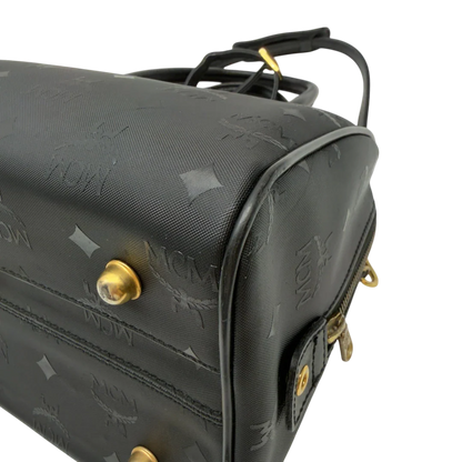 https://cdn.shopify.com/s/files/1/0564/9376/8855/files/MCM_Handtasche_Boston_25_PVC_mit_Umhangegurt_schwarz_9.webp?v=1782983949