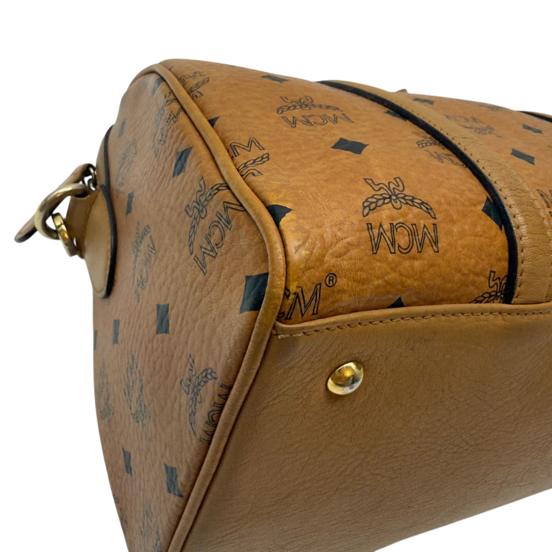 https://cdn.shopify.com/s/files/1/0564/9376/8855/files/MCM_Handtasche_Boston_30_mit_Umhangegurt_visetos_braun_1.webp?v=1783513643