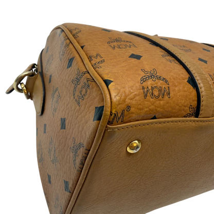 https://cdn.shopify.com/s/files/1/0564/9376/8855/files/MCM_Handtasche_Boston_30_mit_Umhangegurt_visetos_braun_1.webp?v=1783513643
