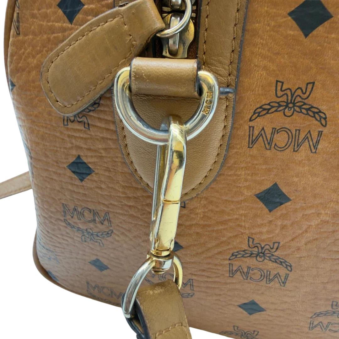 https://cdn.shopify.com/s/files/1/0564/9376/8855/files/MCM_Handtasche_Boston_30_mit_Umhangegurt_visetos_braun_10.webp?v=1783513643