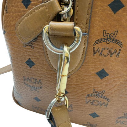 https://cdn.shopify.com/s/files/1/0564/9376/8855/files/MCM_Handtasche_Boston_30_mit_Umhangegurt_visetos_braun_10.webp?v=1783513643