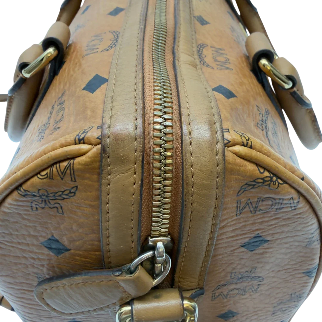 https://cdn.shopify.com/s/files/1/0564/9376/8855/files/MCM_Handtasche_Boston_30_mit_Umhangegurt_visetos_braun_13.webp?v=1783513644