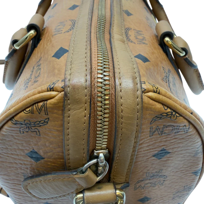 https://cdn.shopify.com/s/files/1/0564/9376/8855/files/MCM_Handtasche_Boston_30_mit_Umhangegurt_visetos_braun_13.webp?v=1783513644