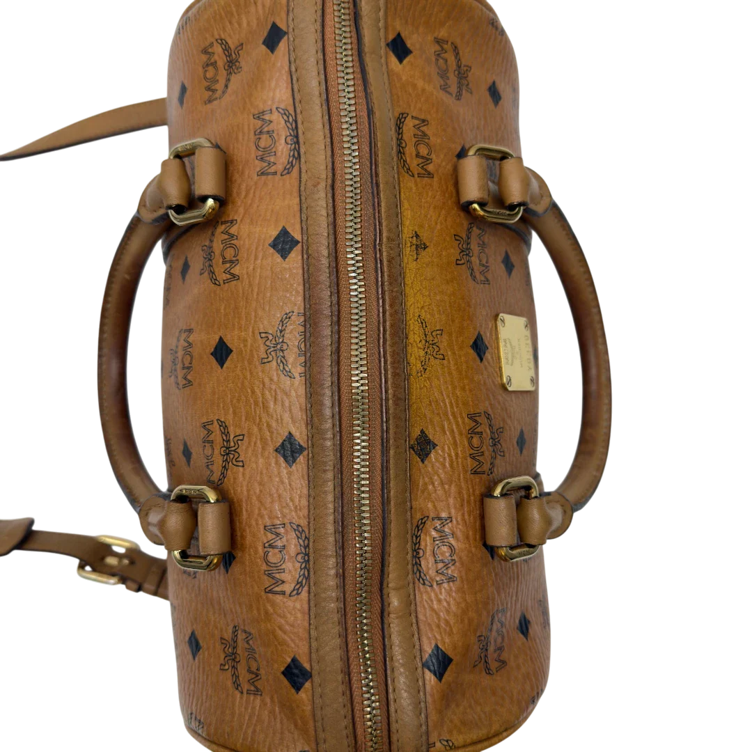 https://cdn.shopify.com/s/files/1/0564/9376/8855/files/MCM_Handtasche_Boston_30_mit_Umhangegurt_visetos_braun_14.webp?v=1783513643