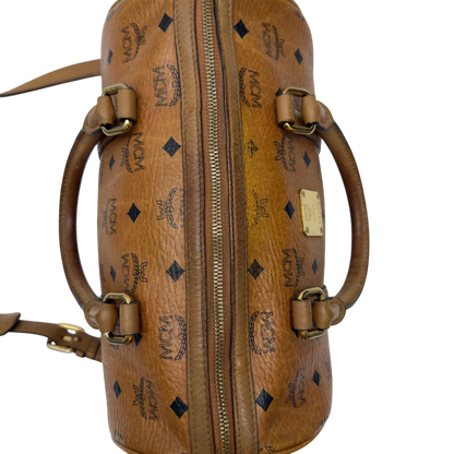 https://cdn.shopify.com/s/files/1/0564/9376/8855/files/MCM_Handtasche_Boston_30_mit_Umhangegurt_visetos_braun_14.webp?v=1783513643