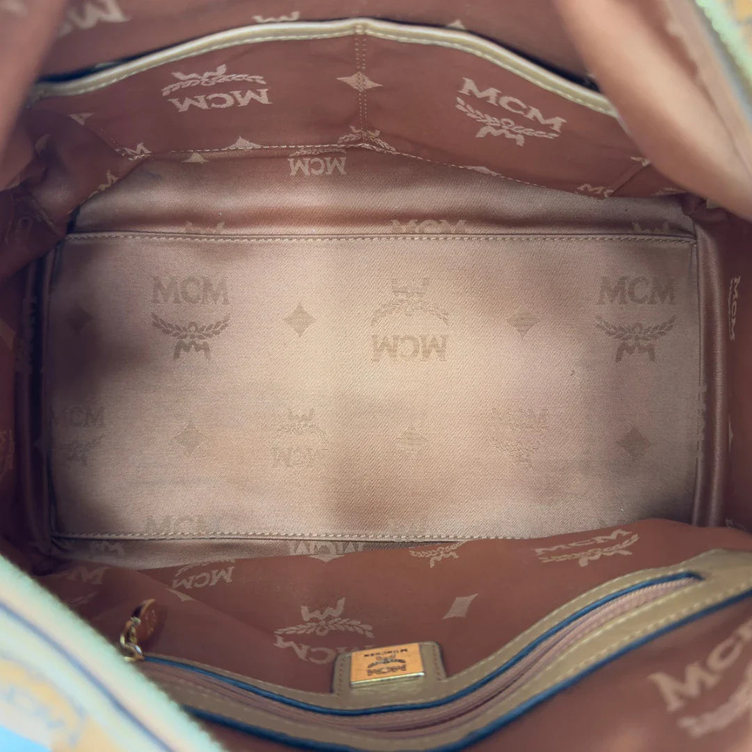 https://cdn.shopify.com/s/files/1/0564/9376/8855/files/MCM_Handtasche_Boston_30_mit_Umhangegurt_visetos_braun_15.webp?v=1783513643
