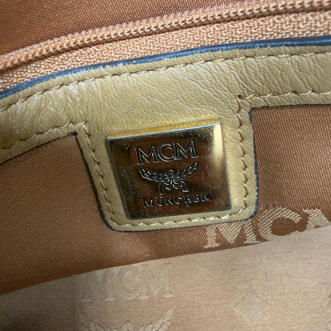 https://cdn.shopify.com/s/files/1/0564/9376/8855/files/MCM_Handtasche_Boston_30_mit_Umhangegurt_visetos_braun_16.webp?v=1783513644