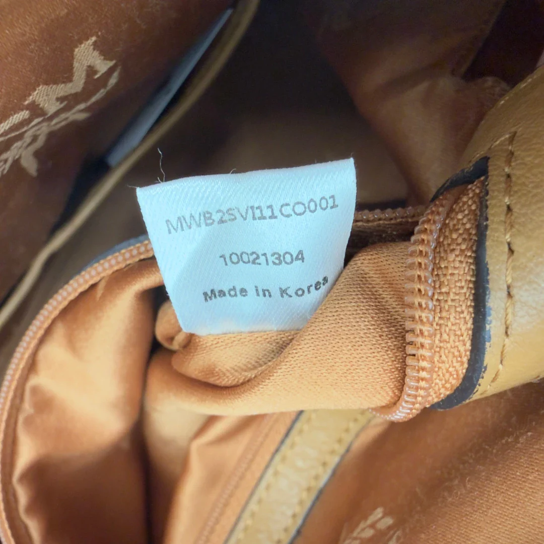 https://cdn.shopify.com/s/files/1/0564/9376/8855/files/MCM_Handtasche_Boston_30_mit_Umhangegurt_visetos_braun_18.webp?v=1783513643