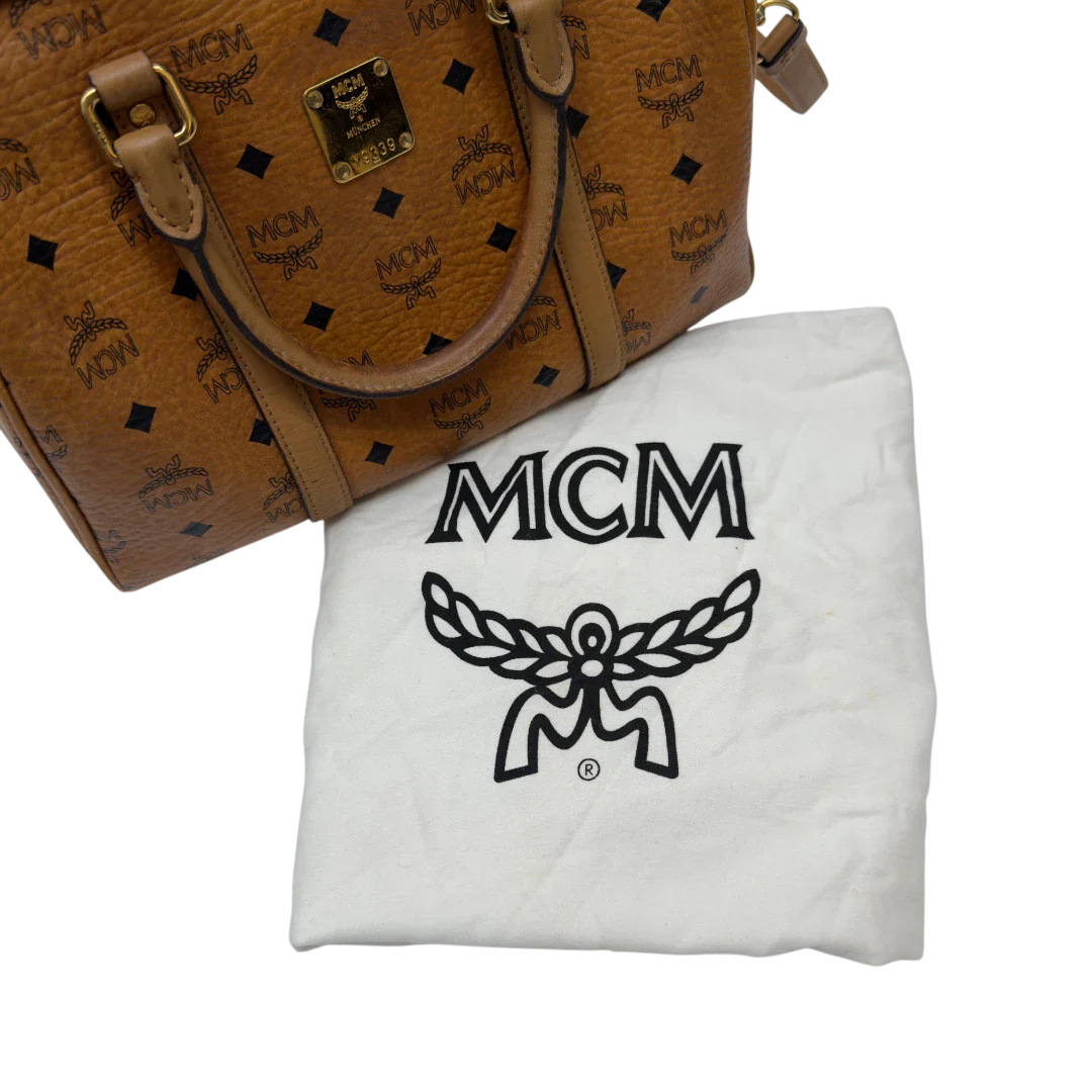 https://cdn.shopify.com/s/files/1/0564/9376/8855/files/MCM_Handtasche_Boston_30_mit_Umhangegurt_visetos_braun_19.webp?v=1783513643