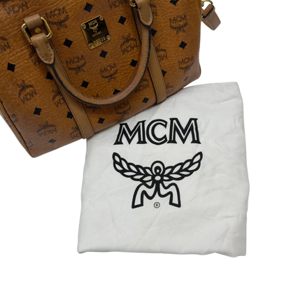 https://cdn.shopify.com/s/files/1/0564/9376/8855/files/MCM_Handtasche_Boston_30_mit_Umhangegurt_visetos_braun_19.webp?v=1783513643