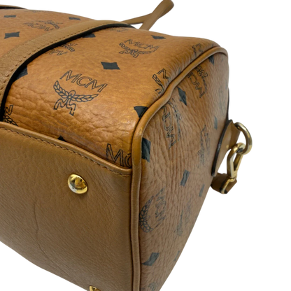 https://cdn.shopify.com/s/files/1/0564/9376/8855/files/MCM_Handtasche_Boston_30_mit_Umhangegurt_visetos_braun_2.webp?v=1783513643