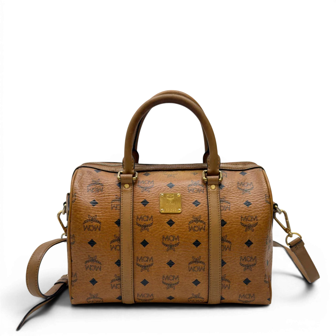 https://cdn.shopify.com/s/files/1/0564/9376/8855/files/MCM_Handtasche_Boston_30_mit_Umhangegurt_visetos_braun_21.webp?v=1783513643