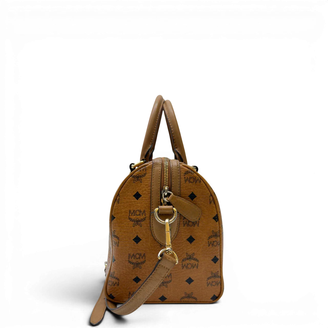 https://cdn.shopify.com/s/files/1/0564/9376/8855/files/MCM_Handtasche_Boston_30_mit_Umhangegurt_visetos_braun_22.webp?v=1783513643
