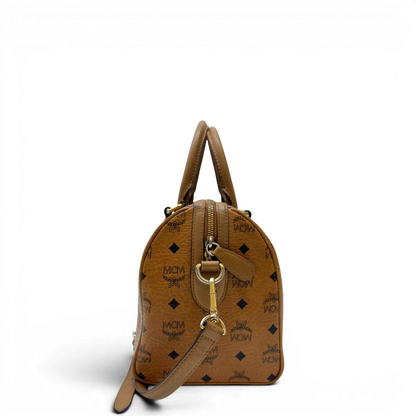https://cdn.shopify.com/s/files/1/0564/9376/8855/files/MCM_Handtasche_Boston_30_mit_Umhangegurt_visetos_braun_22.webp?v=1783513643