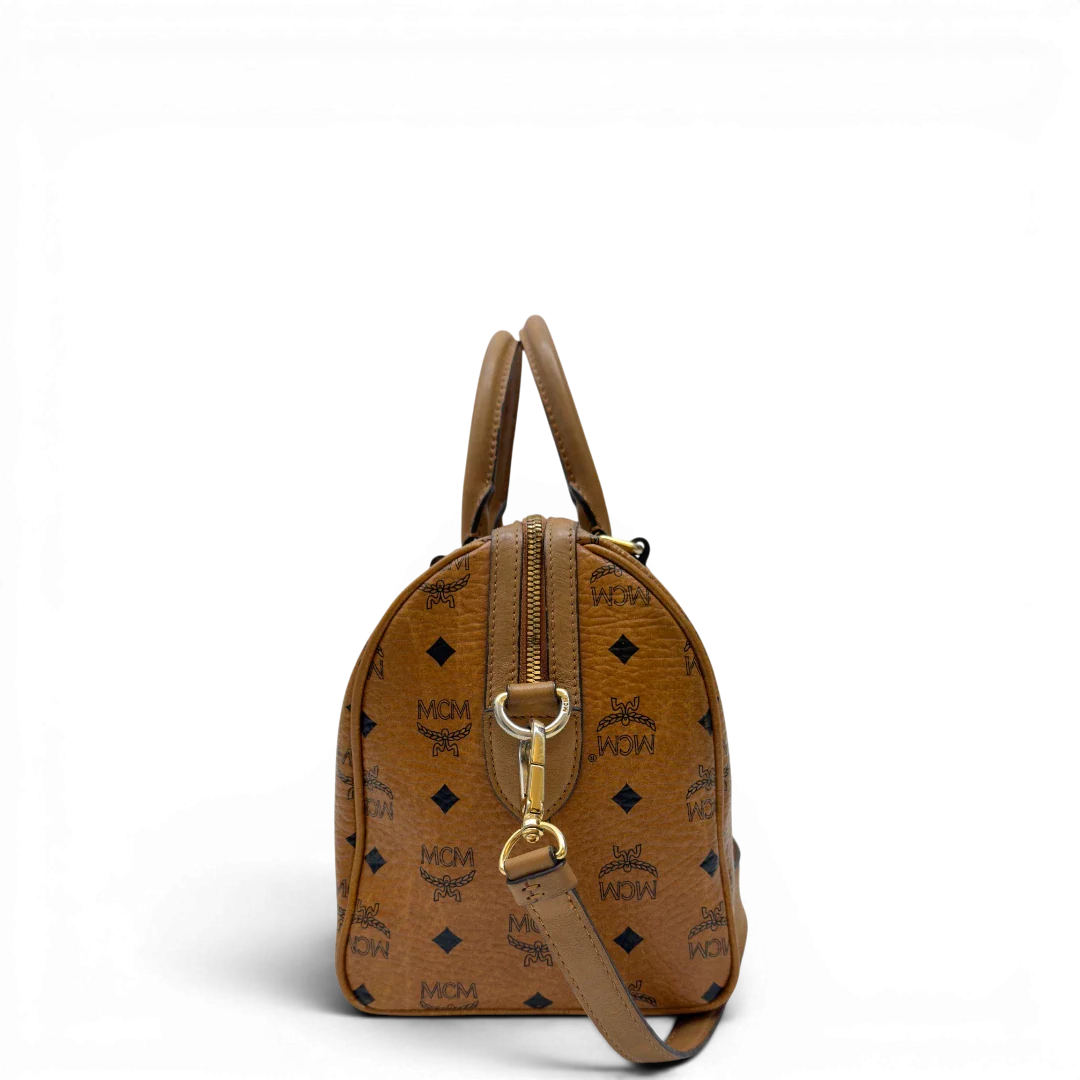 https://cdn.shopify.com/s/files/1/0564/9376/8855/files/MCM_Handtasche_Boston_30_mit_Umhangegurt_visetos_braun_23.webp?v=1783513643