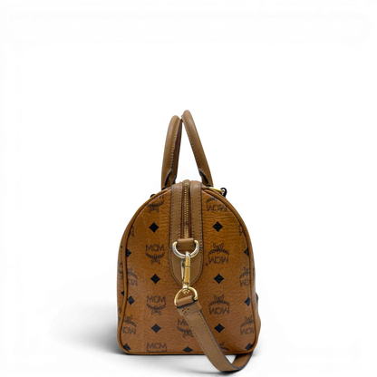 https://cdn.shopify.com/s/files/1/0564/9376/8855/files/MCM_Handtasche_Boston_30_mit_Umhangegurt_visetos_braun_23.webp?v=1783513643