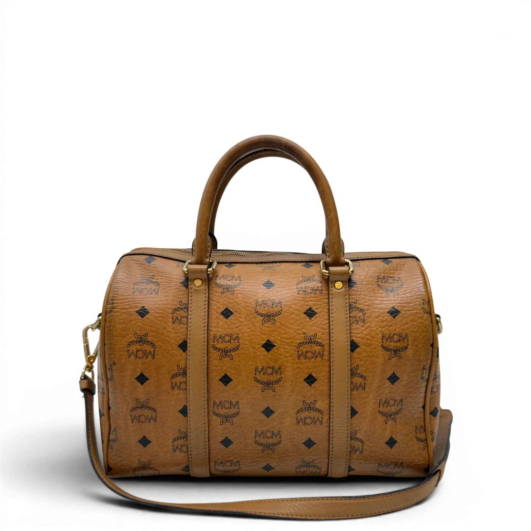 https://cdn.shopify.com/s/files/1/0564/9376/8855/files/MCM_Handtasche_Boston_30_mit_Umhangegurt_visetos_braun_24.webp?v=1783513643