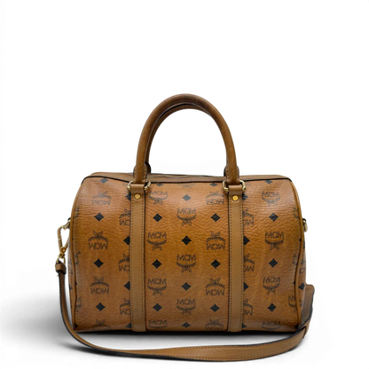 https://cdn.shopify.com/s/files/1/0564/9376/8855/files/MCM_Handtasche_Boston_30_mit_Umhangegurt_visetos_braun_24.webp?v=1783513643