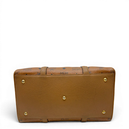 https://cdn.shopify.com/s/files/1/0564/9376/8855/files/MCM_Handtasche_Boston_30_mit_Umhangegurt_visetos_braun_25.webp?v=1783513643