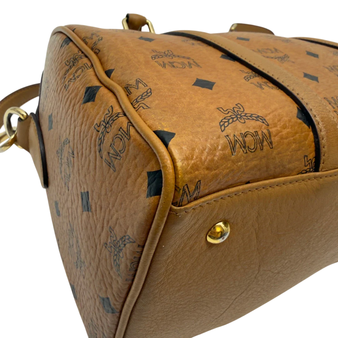 https://cdn.shopify.com/s/files/1/0564/9376/8855/files/MCM_Handtasche_Boston_30_mit_Umhangegurt_visetos_braun_3.webp?v=1783513643