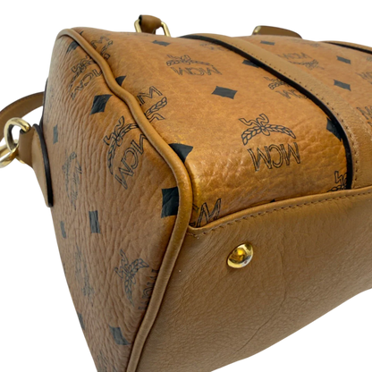 https://cdn.shopify.com/s/files/1/0564/9376/8855/files/MCM_Handtasche_Boston_30_mit_Umhangegurt_visetos_braun_3.webp?v=1783513643