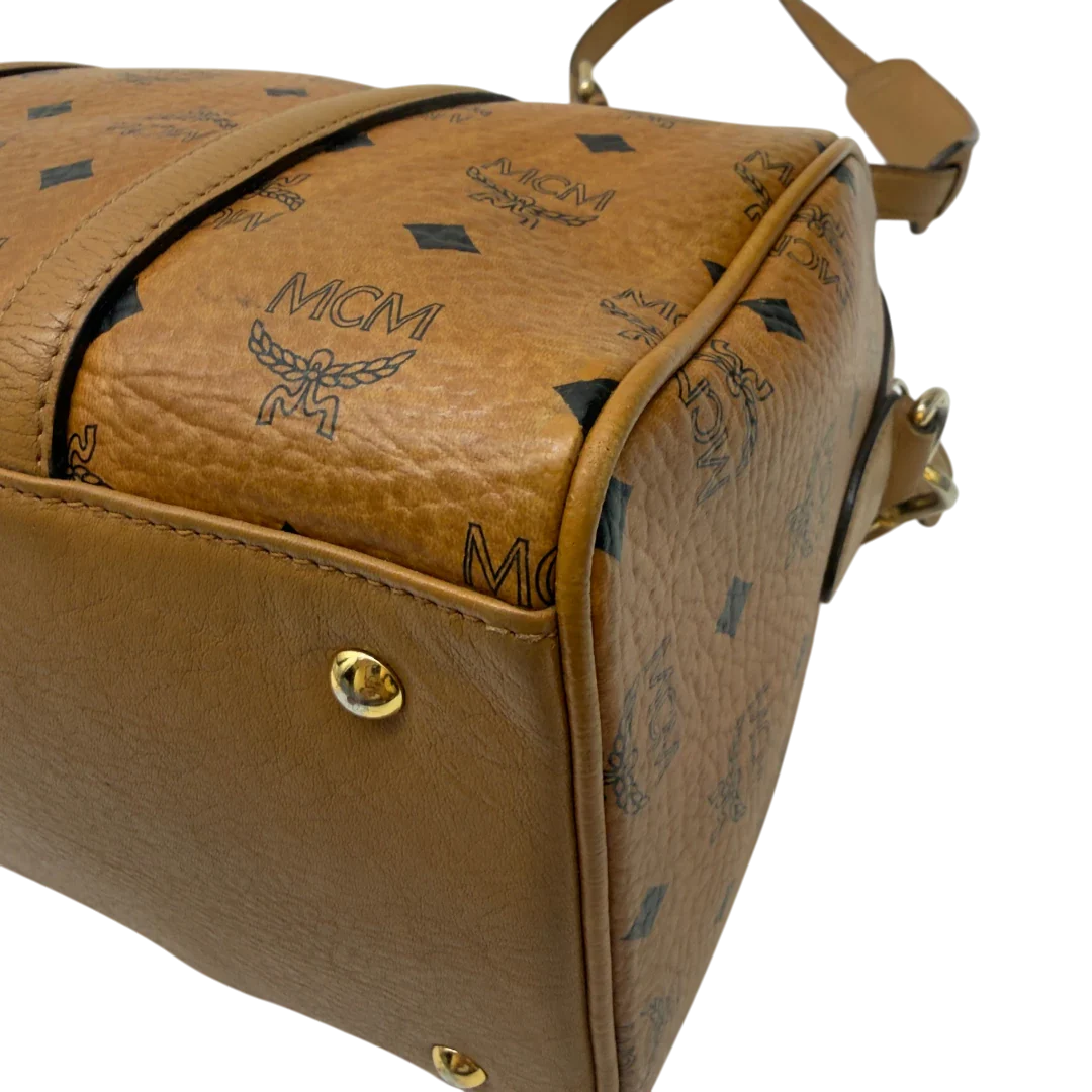 https://cdn.shopify.com/s/files/1/0564/9376/8855/files/MCM_Handtasche_Boston_30_mit_Umhangegurt_visetos_braun_4.webp?v=1783513644