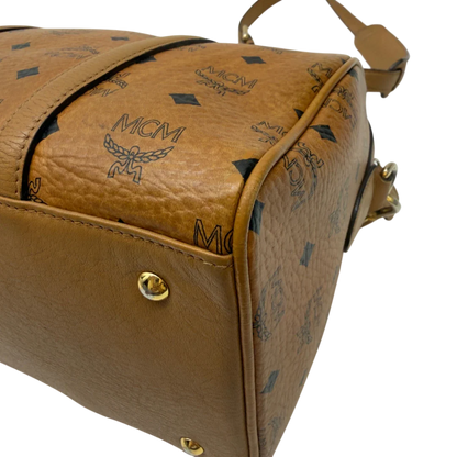 https://cdn.shopify.com/s/files/1/0564/9376/8855/files/MCM_Handtasche_Boston_30_mit_Umhangegurt_visetos_braun_4.webp?v=1783513644