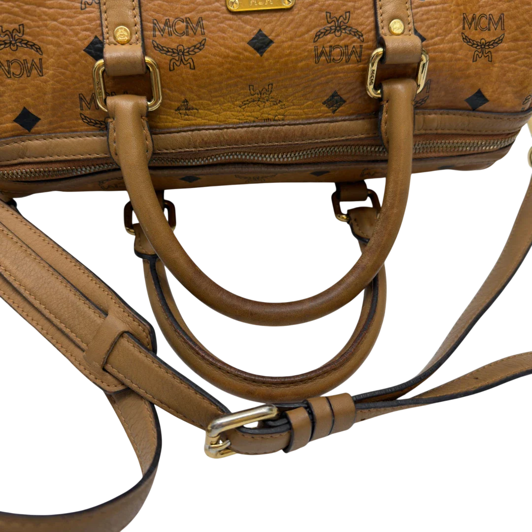 https://cdn.shopify.com/s/files/1/0564/9376/8855/files/MCM_Handtasche_Boston_30_mit_Umhangegurt_visetos_braun_5.webp?v=1783513643