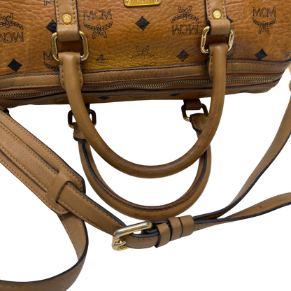 https://cdn.shopify.com/s/files/1/0564/9376/8855/files/MCM_Handtasche_Boston_30_mit_Umhangegurt_visetos_braun_5.webp?v=1783513643