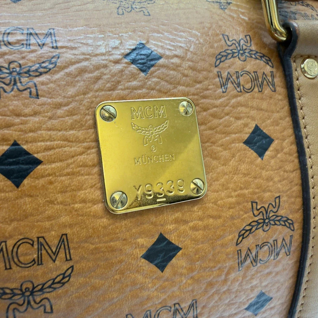 https://cdn.shopify.com/s/files/1/0564/9376/8855/files/MCM_Handtasche_Boston_30_mit_Umhangegurt_visetos_braun_8.webp?v=1783513643