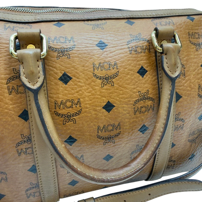 https://cdn.shopify.com/s/files/1/0564/9376/8855/files/MCM_Handtasche_Boston_30_mit_Umhangegurt_visetos_braun_9.webp?v=1783513643