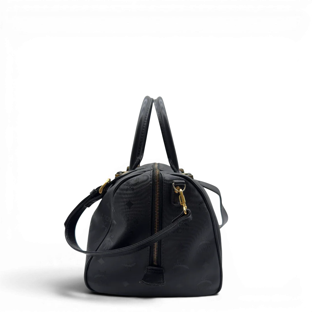 https://cdn.shopify.com/s/files/1/0564/9376/8855/files/MCM_Handtasche_Boston_35_vintage_mit_Umhangegurt_aus_PVC_schwarz_vintage7913.webp?v=1779969405