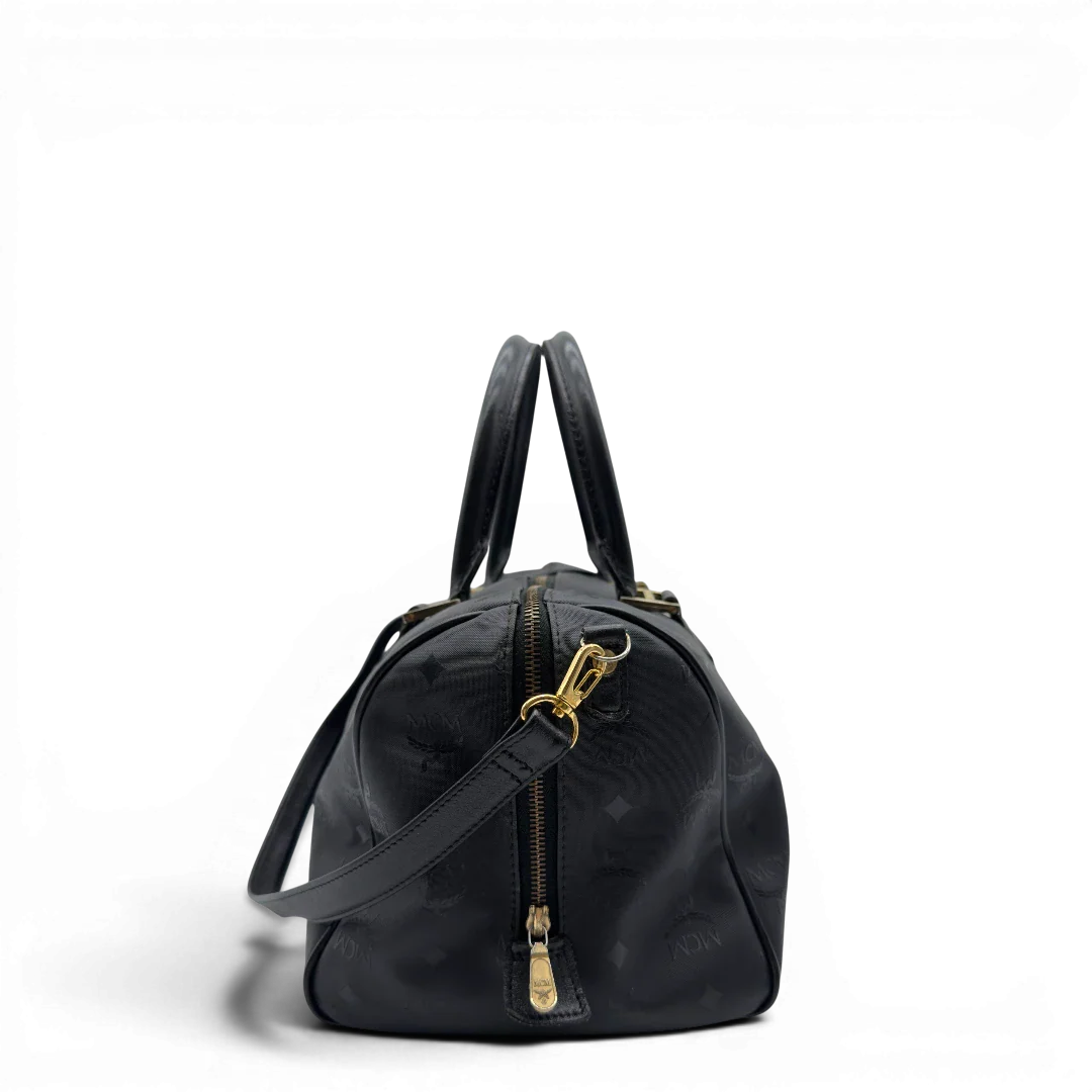 https://cdn.shopify.com/s/files/1/0564/9376/8855/files/MCM_Handtasche_Boston_35_vintage_mit_Umhangegurt_aus_PVC_schwarz_vintage7914.webp?v=1779969405